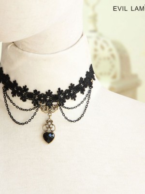 Heart-shaped Pendant Choker