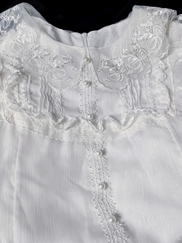 Classic Lolita lantern sleeves and embroidered neck blouse Classic Lolita lantern sleeves and embroidered neck blouse