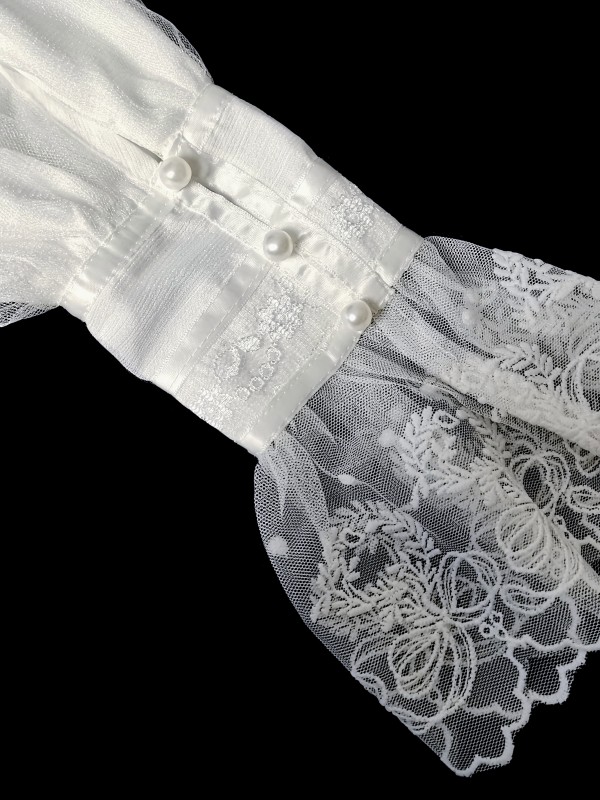 Classic Lolita lantern sleeves and embroidered neck blouse Classic Lolita lantern sleeves and embroidered neck blouse